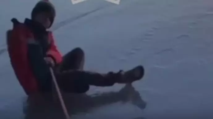 11-летнего мальчика спасли с отколовшейся льдины в ВКО