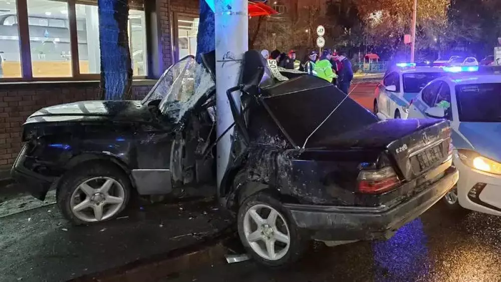 Машину намотало на столб: водитель погиб в жутком ДТП В Алматы