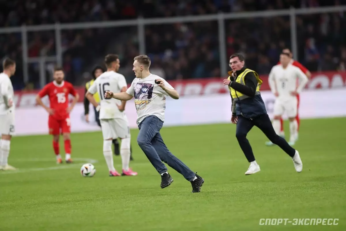 Болельщик выбежал на поле во время матча сборных России и Сербии