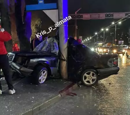 Автомобиль «обнял» столб в смертельном ДТП в Алматы