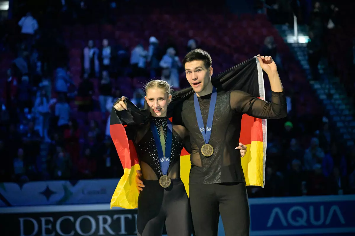 Петербуржец выиграл медаль чемпионата мира за Германию. А «золото» забрала 40-летняя фигуристка