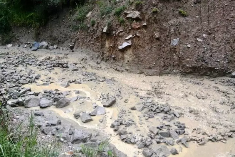 Грязевой поток сошел с гор в Алматинской области: жителям временно отключили подачу питьевой воды