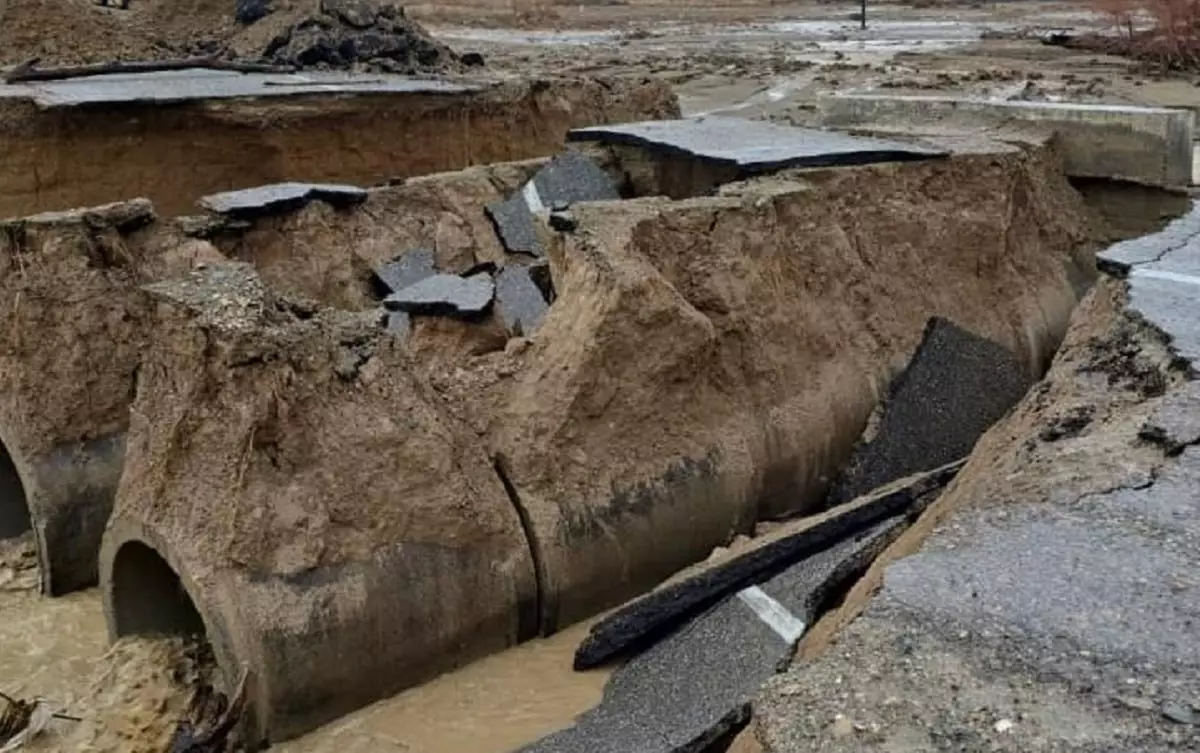 Удар стихии: в Туркестанской области из-за дождей размыло мосты (видео)