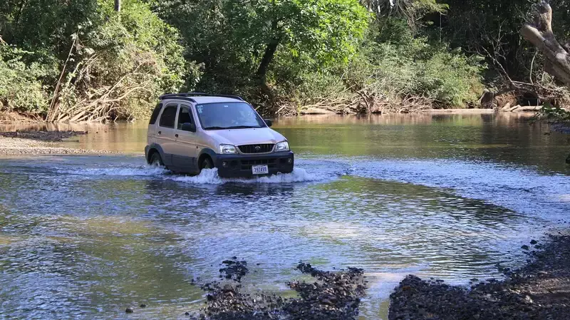 Автомобиль опрокинулся, пытаясь переехать реку в Туркестанской области