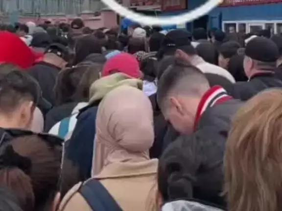 Километровые очереди на границе РК и Узбекистана объяснили празднованием Наурыза