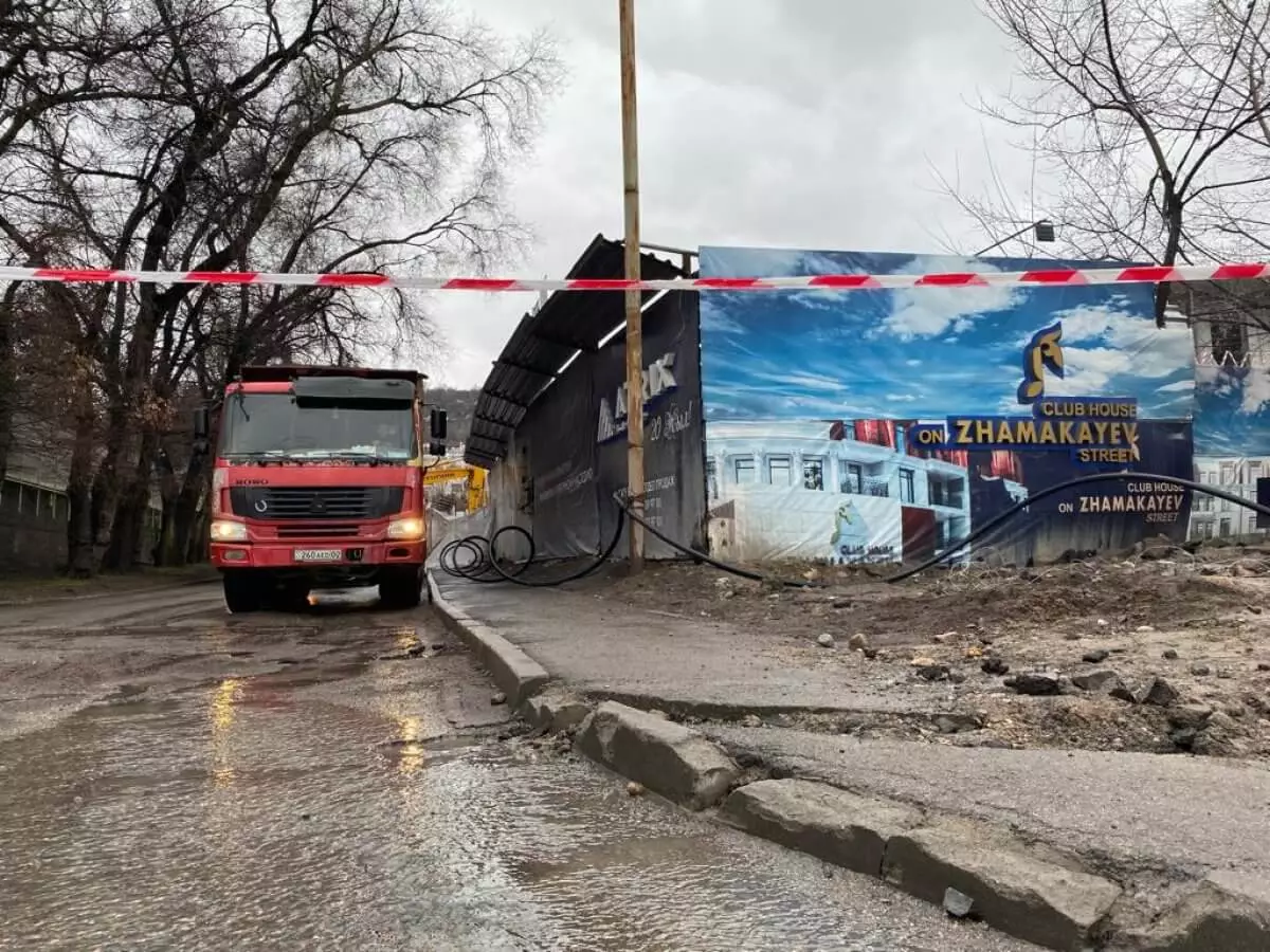 Склоновый сток? Что происходит на месте обвала дороги в Алматы