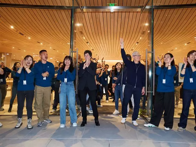 Apple открыла крупнейший розничный магазин в Китае