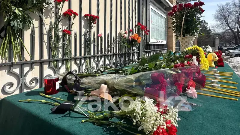 К зданию посольства России в Астане несут цветы