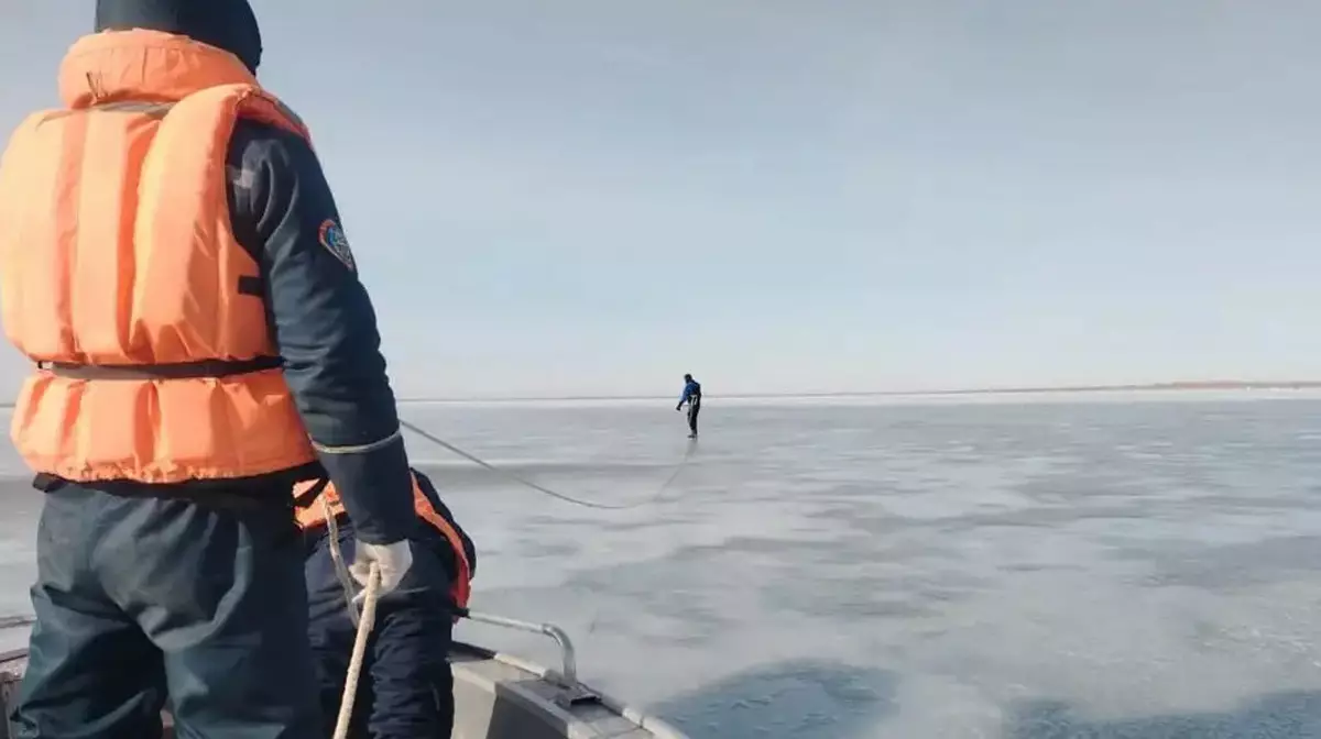 Екібастұзда балық аулауға шыққан екі адам көлікпен мұз астына түсіп кетті