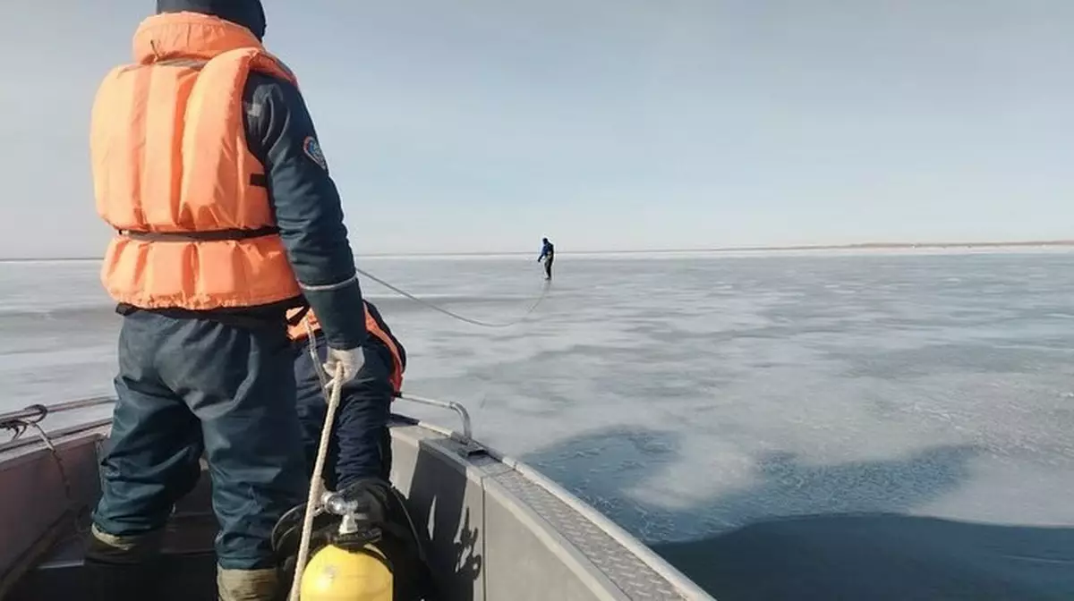 Два рыбака умерли, утонув в машине подо льдом в Экибастузе
