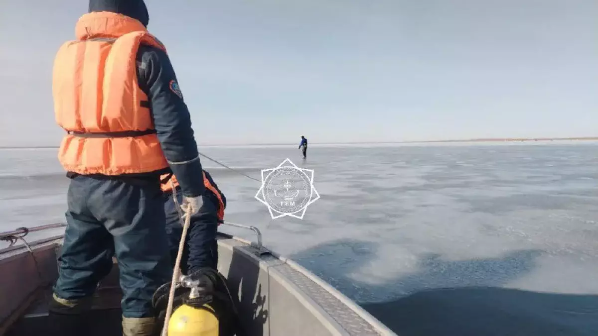 Тела рыбаков извлекли спасатели из водоема в Павлодарской области