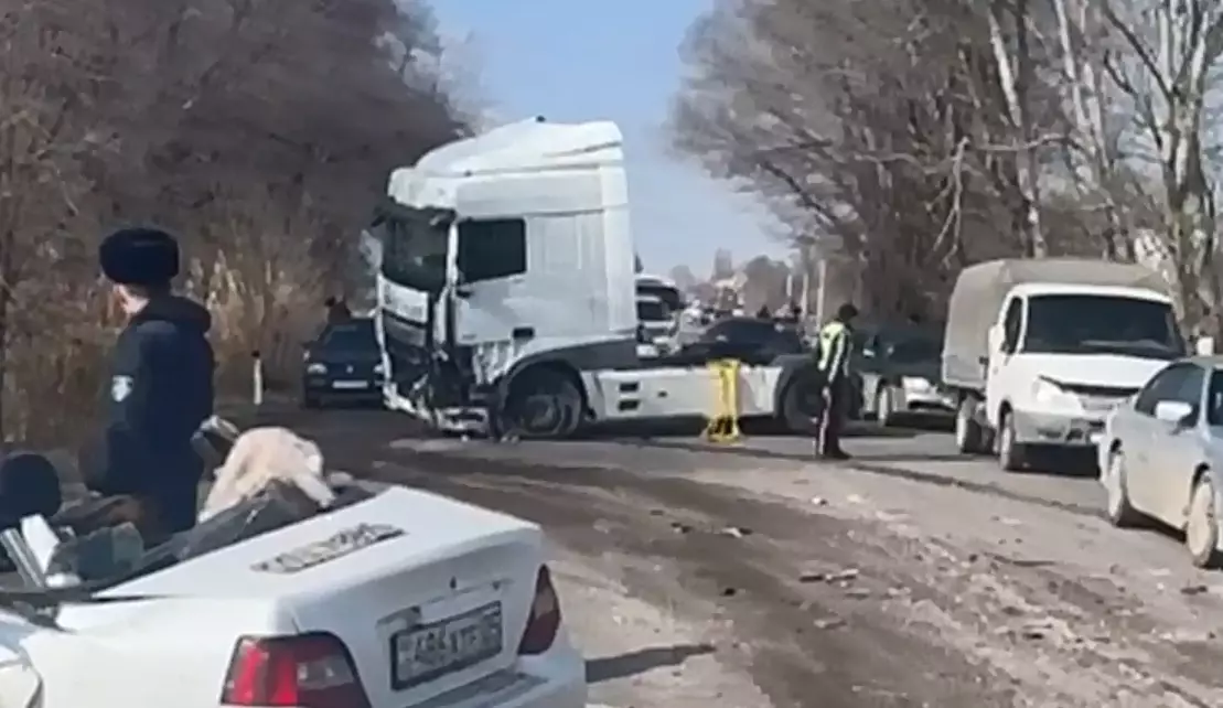 Четверо погибли в результате столкновения легковушки с фурой в Алматинской области