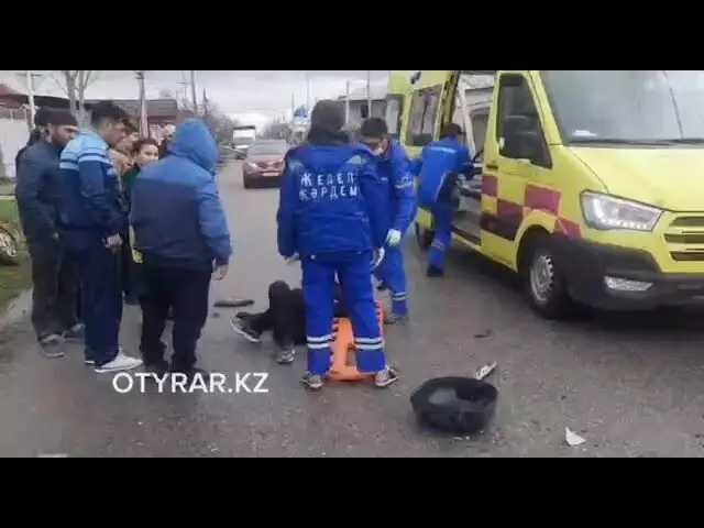 Скутер врезался в авто в Шымкенте. Есть пострадавшие