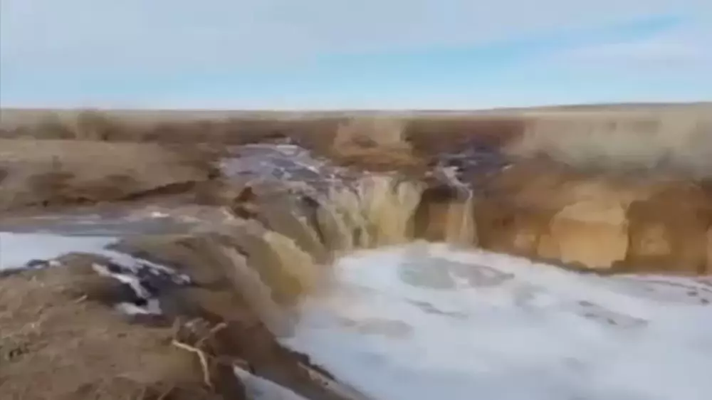 Автомобиль унесло талыми водами в Актюбинской области