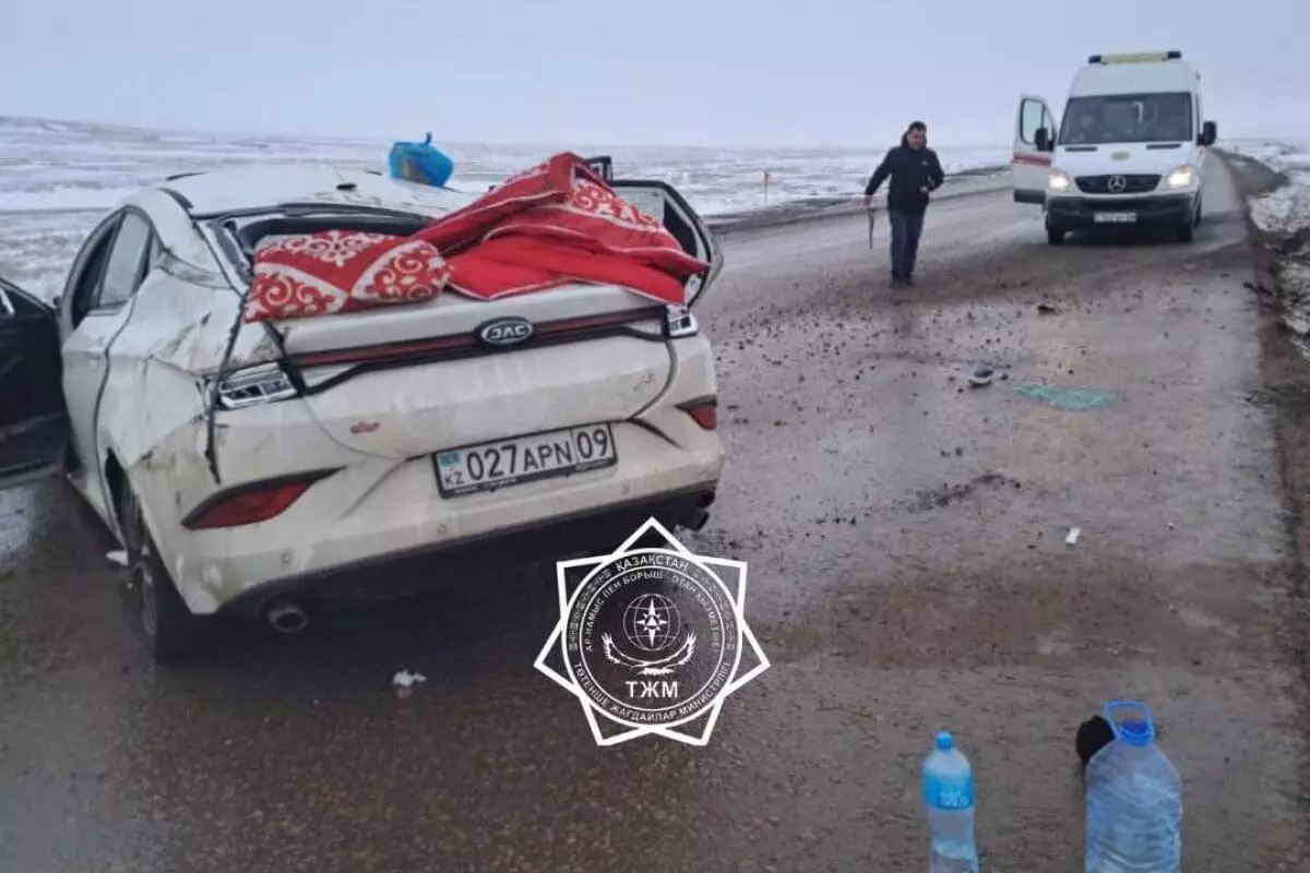 Машина перевернулась на трассе в Карагандинской области