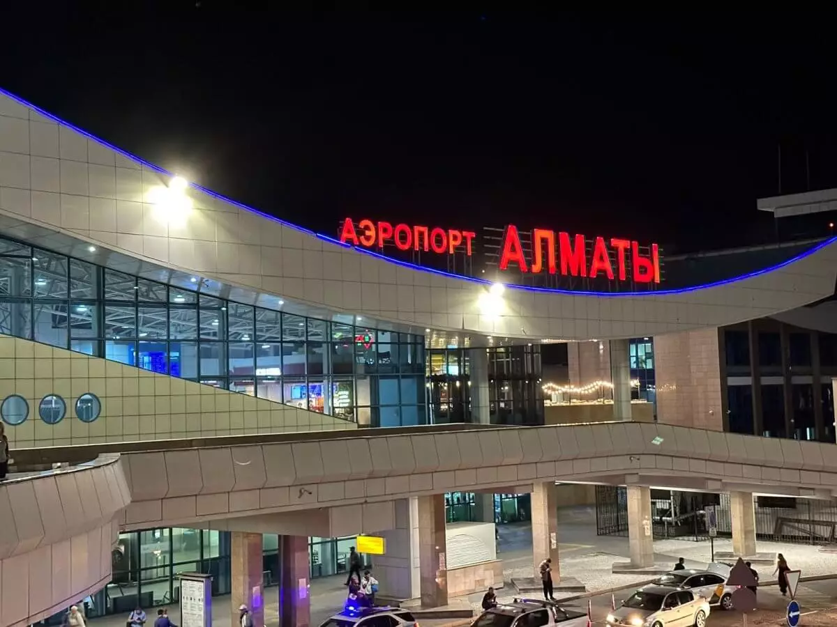 Аэропорт Алматы объяснил видео с небрежной разгрузкой багажа