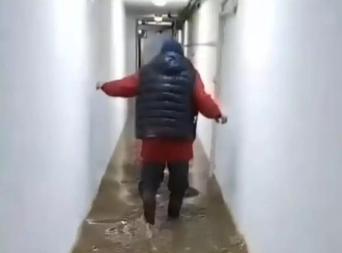 Затопленную талой водой школу сняли на видео в Кокшетау