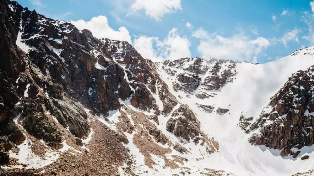 В горах Алматы потерялись двое туристов