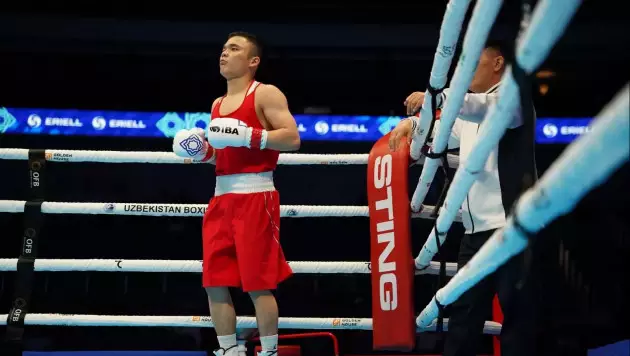 Разгромом с нокдауном завершился бой казахского боксера на турнире в Баку