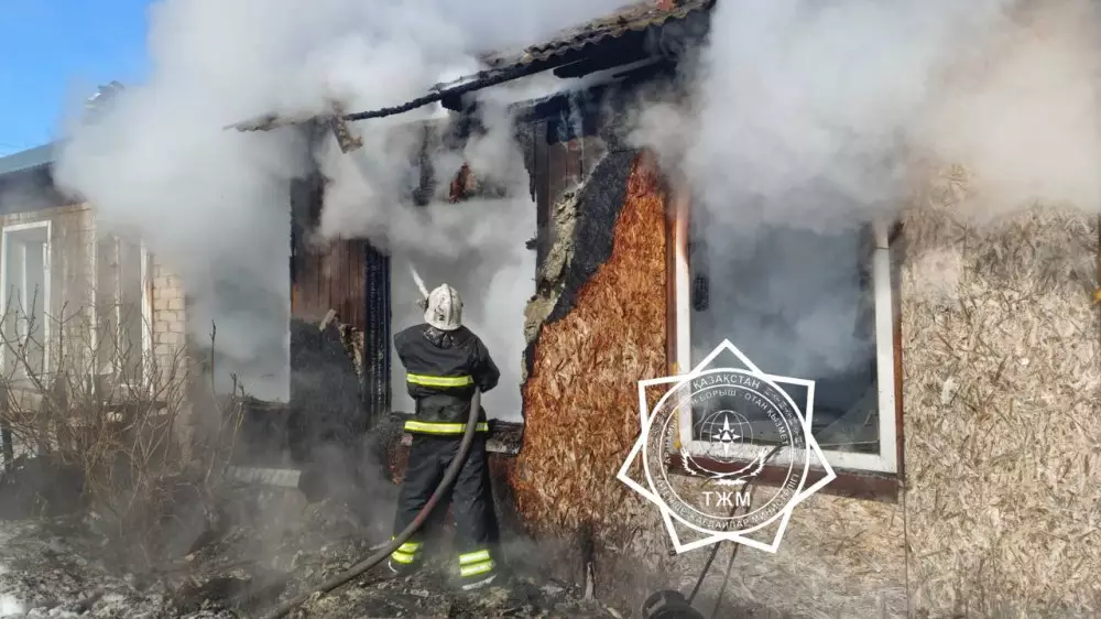 Пять человек спасены из горящего дома в Петропавловске