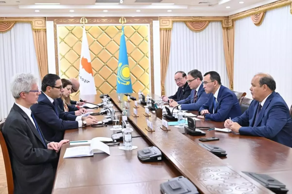 Ашимбаев встретился с министром иностранных дел Республики Кипр