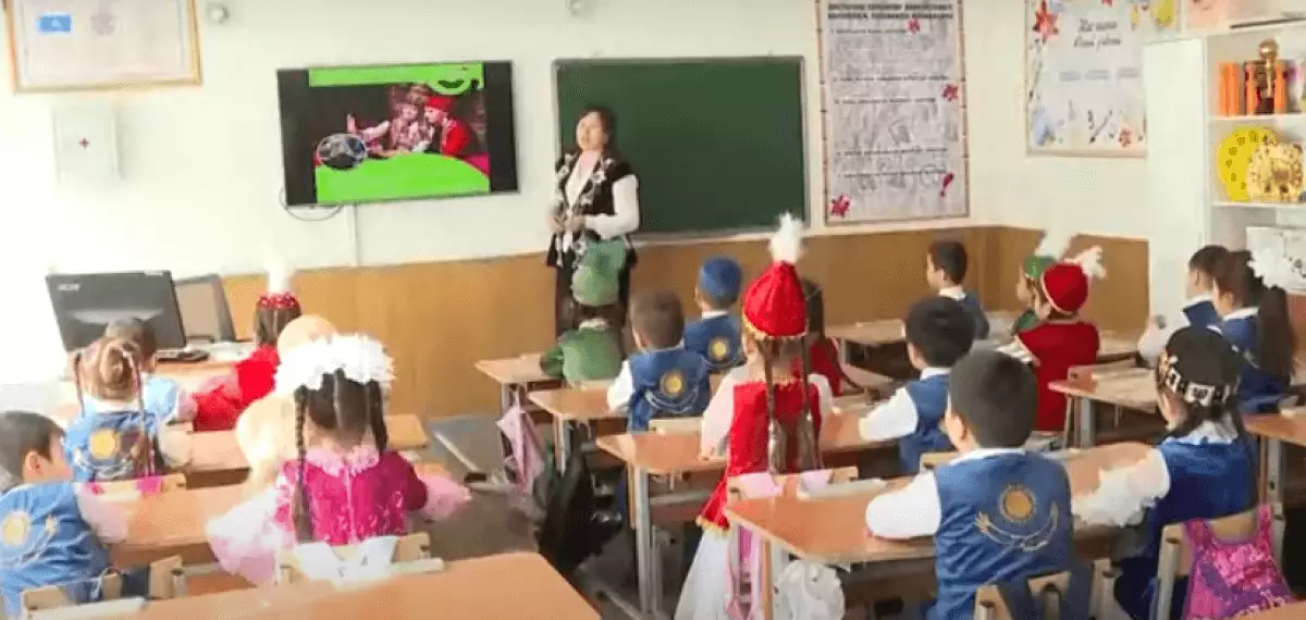 Форму на национальную одежду сменили школьники еще одного города Казахстана