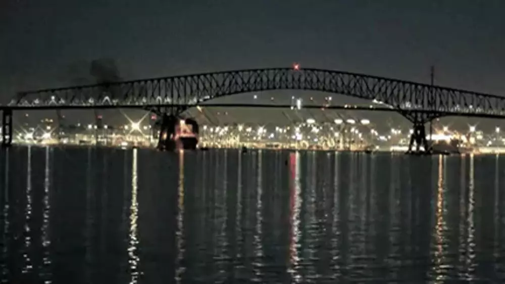Корабль обрушил огромный мост в США: видео