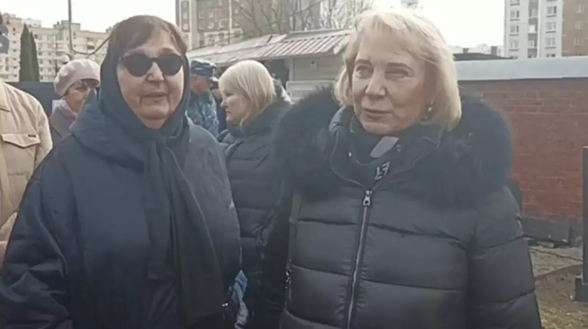 Матери Алексея и Юлии Навальных посетили могилу политика