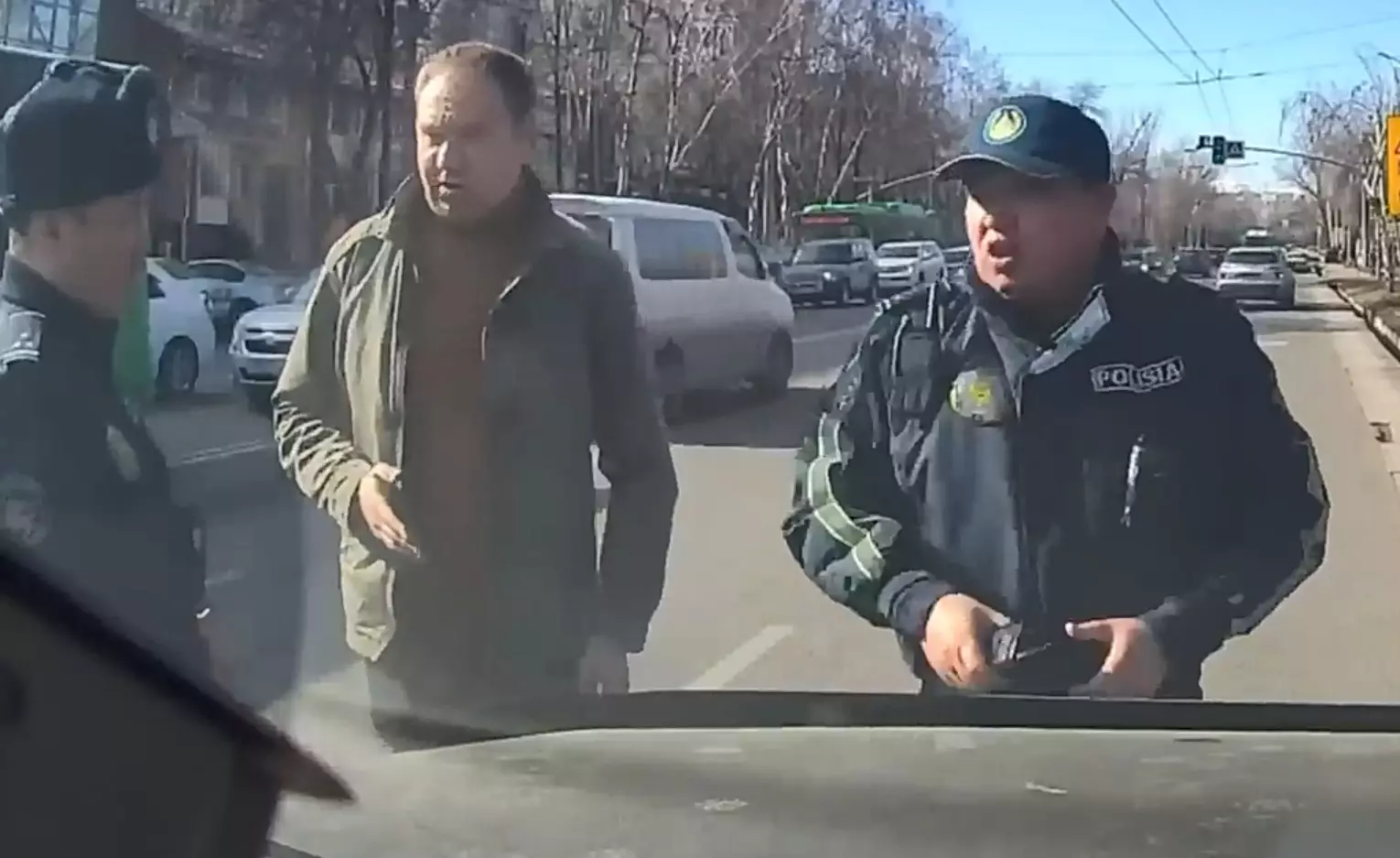Служебная проверка начата после публикации видео с хамством полицейского в Алматы