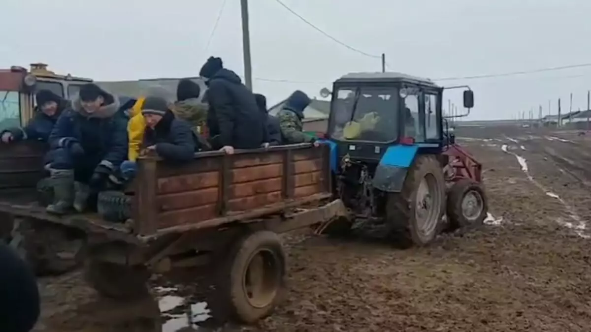 БҚО-да 11-сынып оқушылары тест тапсыруға трактормен барып жүр