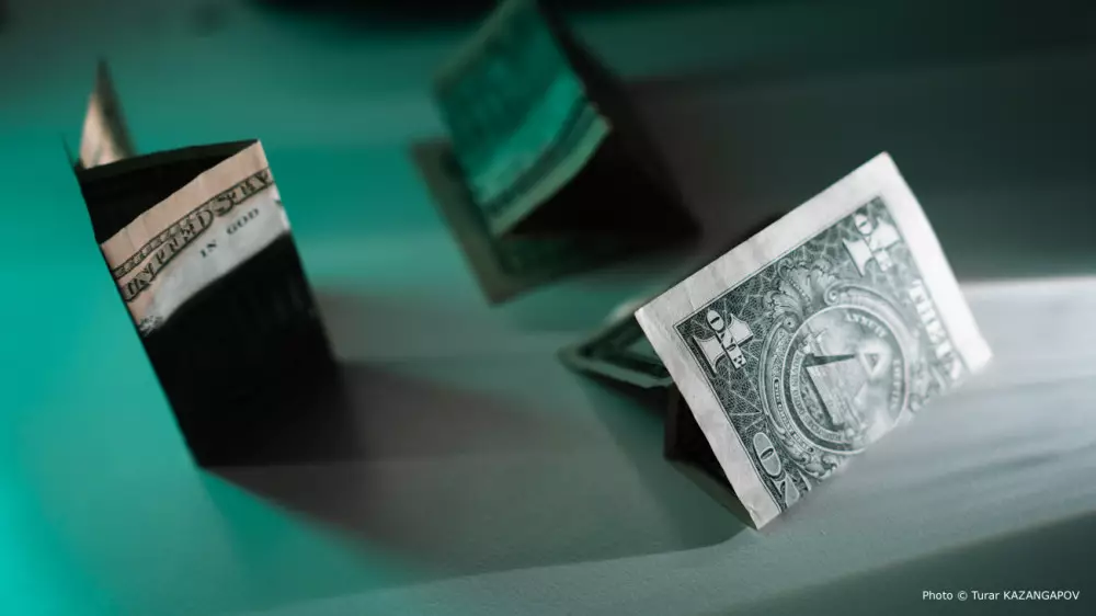 Курс доллара падает на торгах в Казахстане