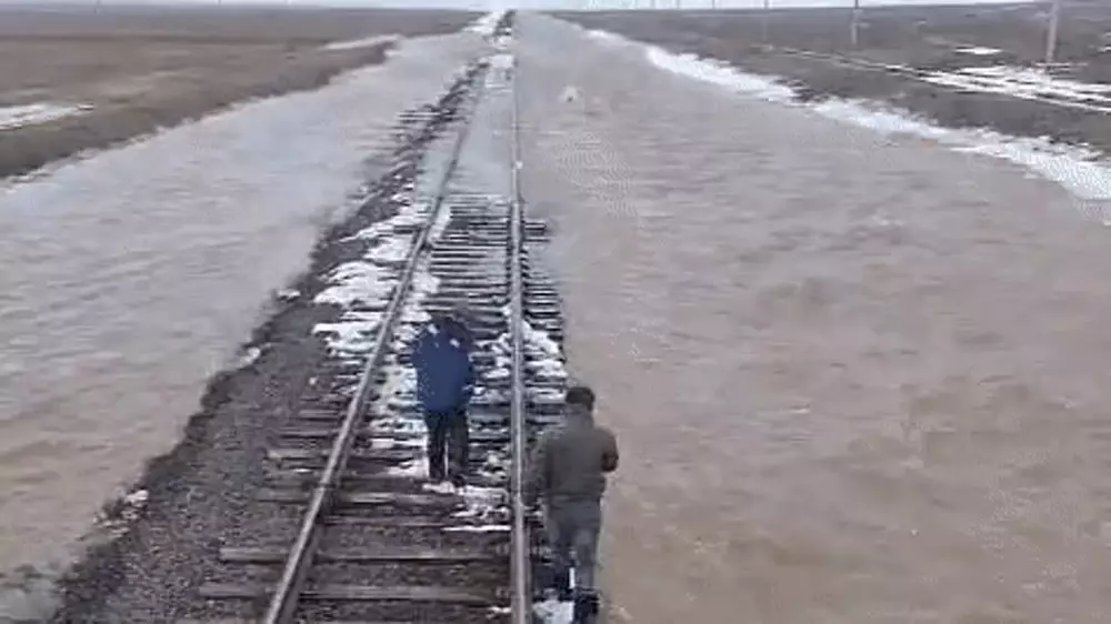 Железнодорожные пути затопило в Актюбинской области