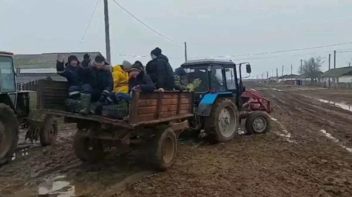 В ЗКО школьников возят на ЕНТ в кузове трактора