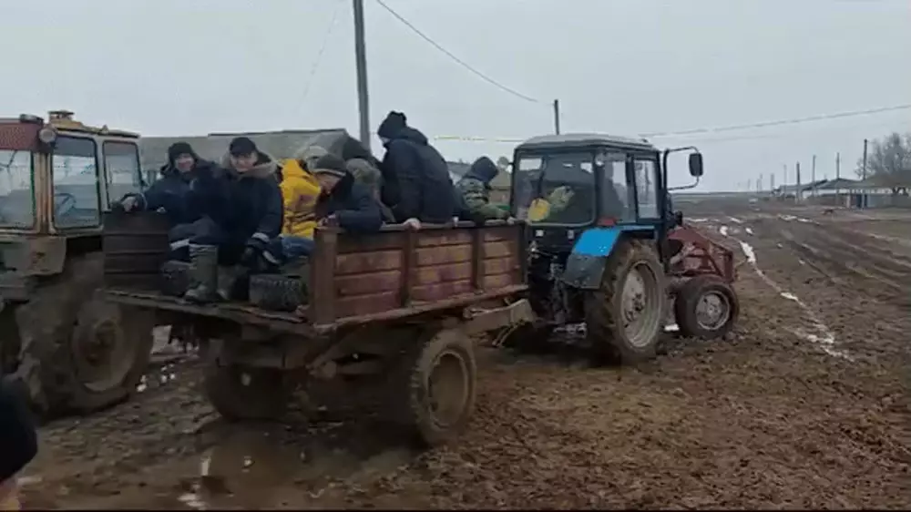 Поехали сдавать ЕНТ на тракторе: видео из ЗКО объяснили в акимате