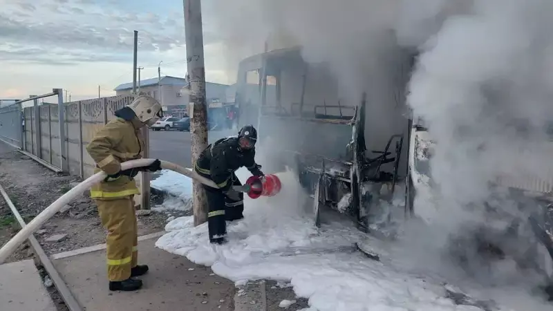 Пассажирский автобус сгорел на оживленном перекрестке в Таразе
