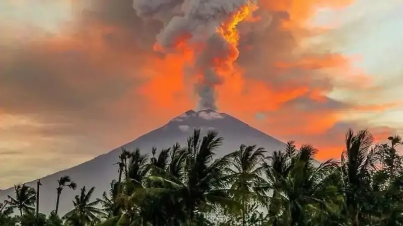 Вулкан в центре Индонезии выбросил пепел на высоту в несколько километров
