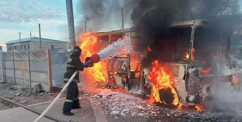 Пассажирский автобус полностью сгорел в Таразе