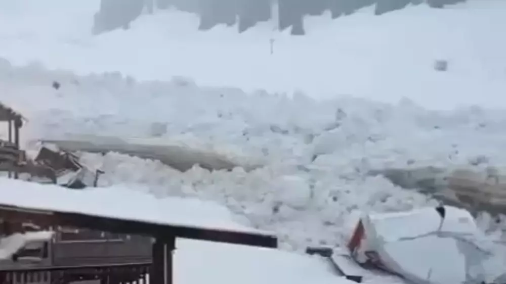 "Сошли десятки лавин": устрашающее видео сняли в горах Алматы