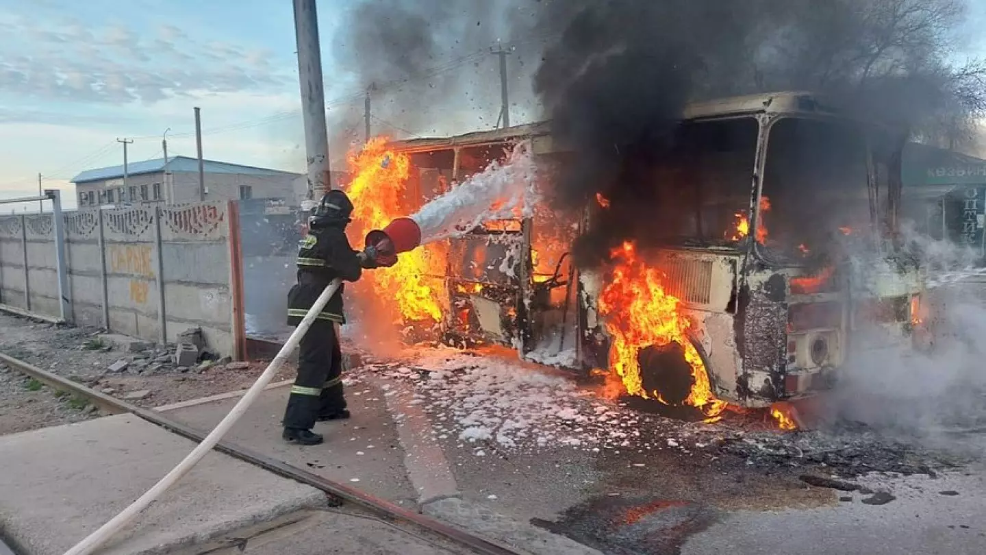 В Таразе на оживлённом перекрёстке загорелся пассажирский автобус