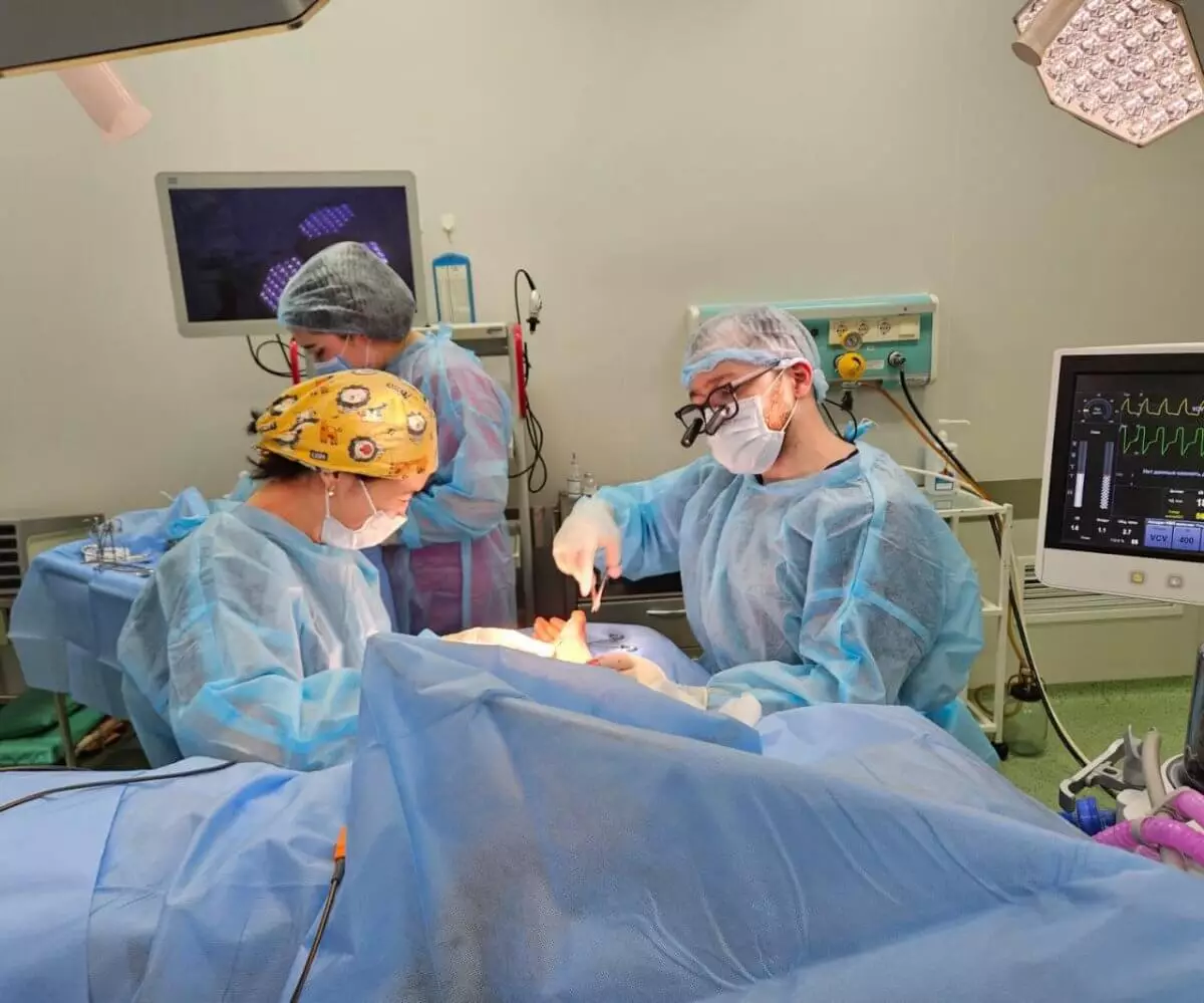 Алматинские хирурги спасли пациентку с опухолью толстой кишки