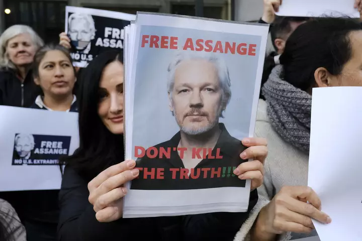 Суд в Лондоне отложил экстрадицию Ассанжа в США