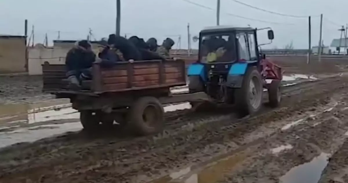   БҚО-да оқушыларды ҰБТ тапсыруға трактормен алып барған   