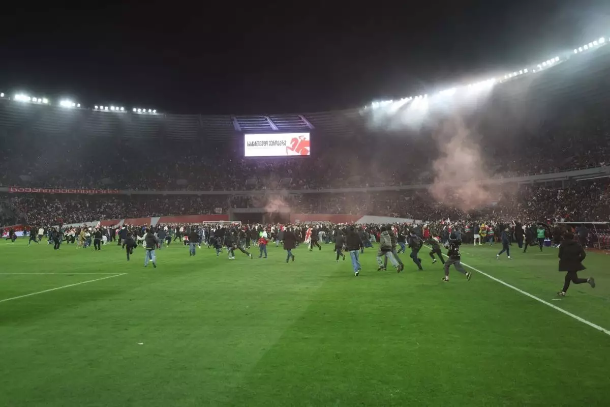 Фанаты сборной Грузии выбежали на поле, празднуя выход на Евро-2024