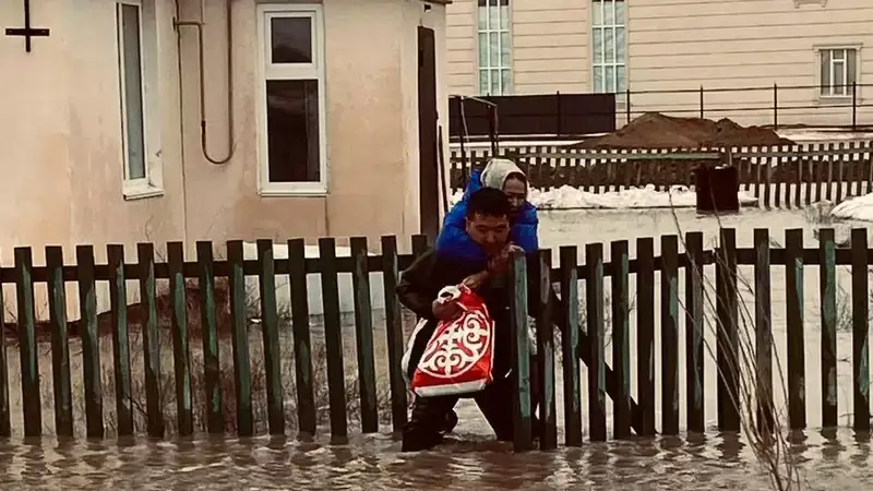Воды выше колена: спасатель на спине выносил людей из затопленного дома