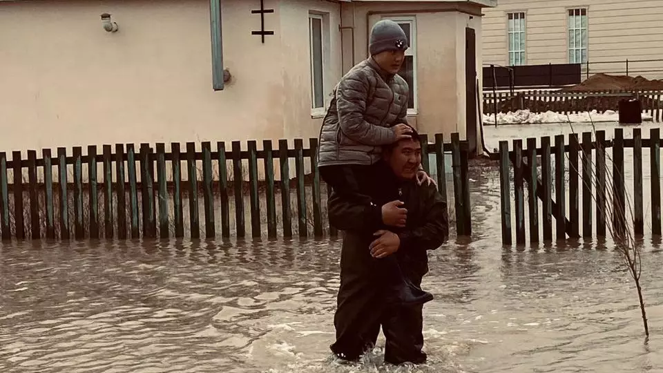 Спасатели вынесли с затопленного участка женщину и двух детей в Актобе
