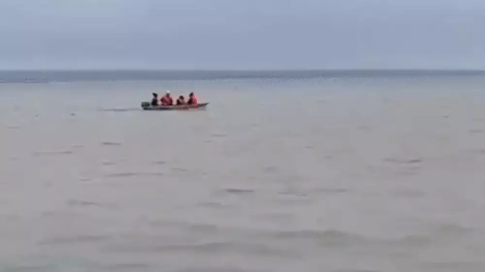 Люди оказались в беде из-за большой воды в Актобе: МЧС публикует кадры их спасения