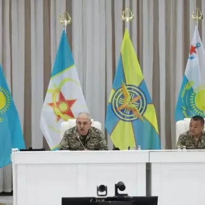 Министр обороны провел совещание с руководящим составом в Сарыозекском гарнизоне