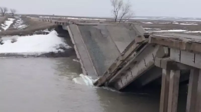 Еще один мост обрушился в Казахстане