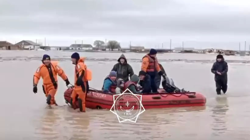 Спасатели эвакуируют жителей села Кызыл Жулдыз в Костанайской области