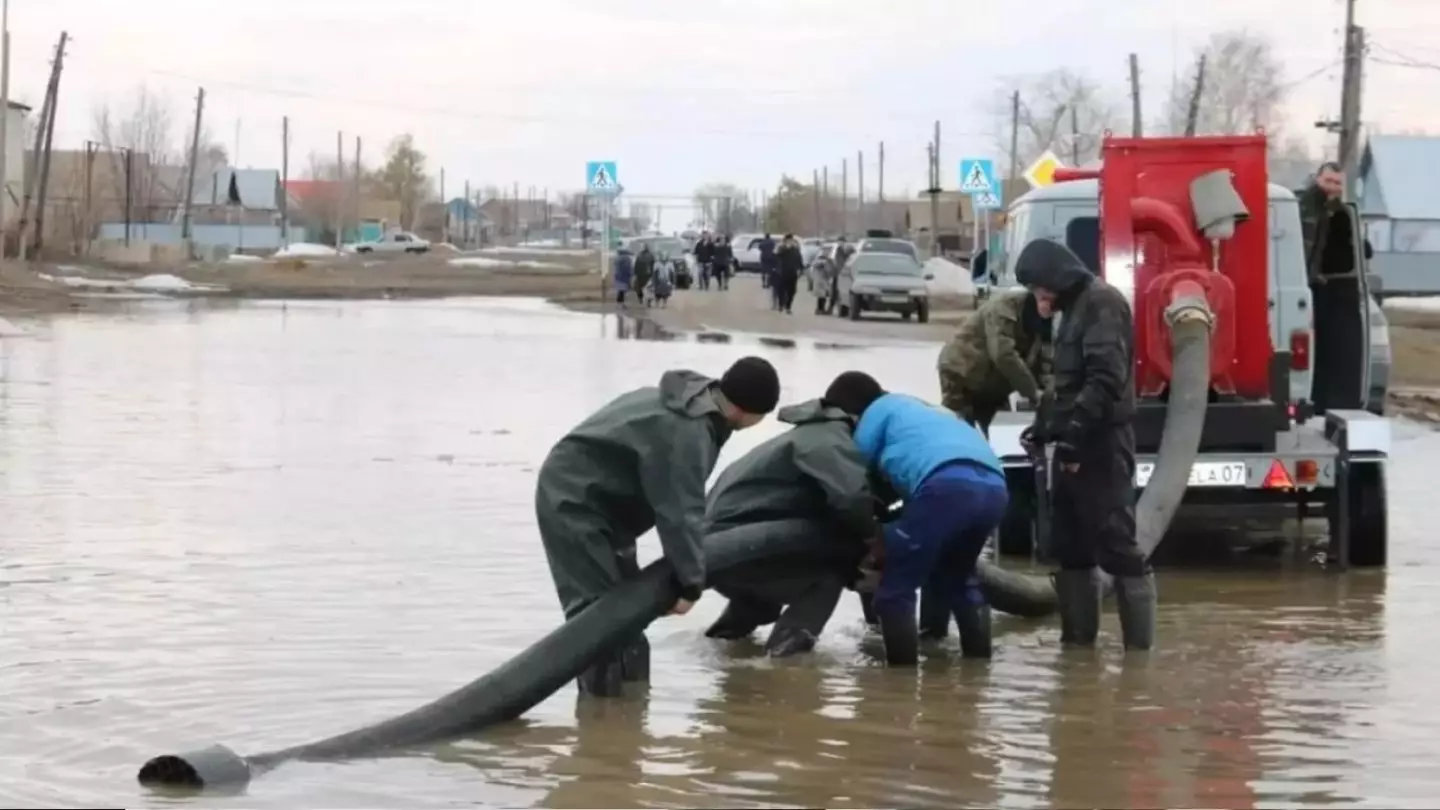Рискуем жизнью полумиллиона казахстанцев - депутат о паводках